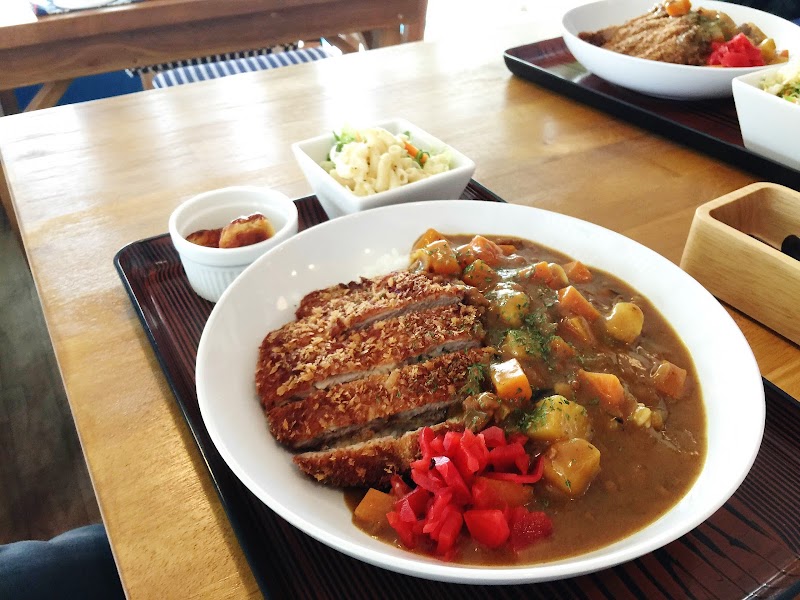 港の中のカフェ&バー かもめ食堂