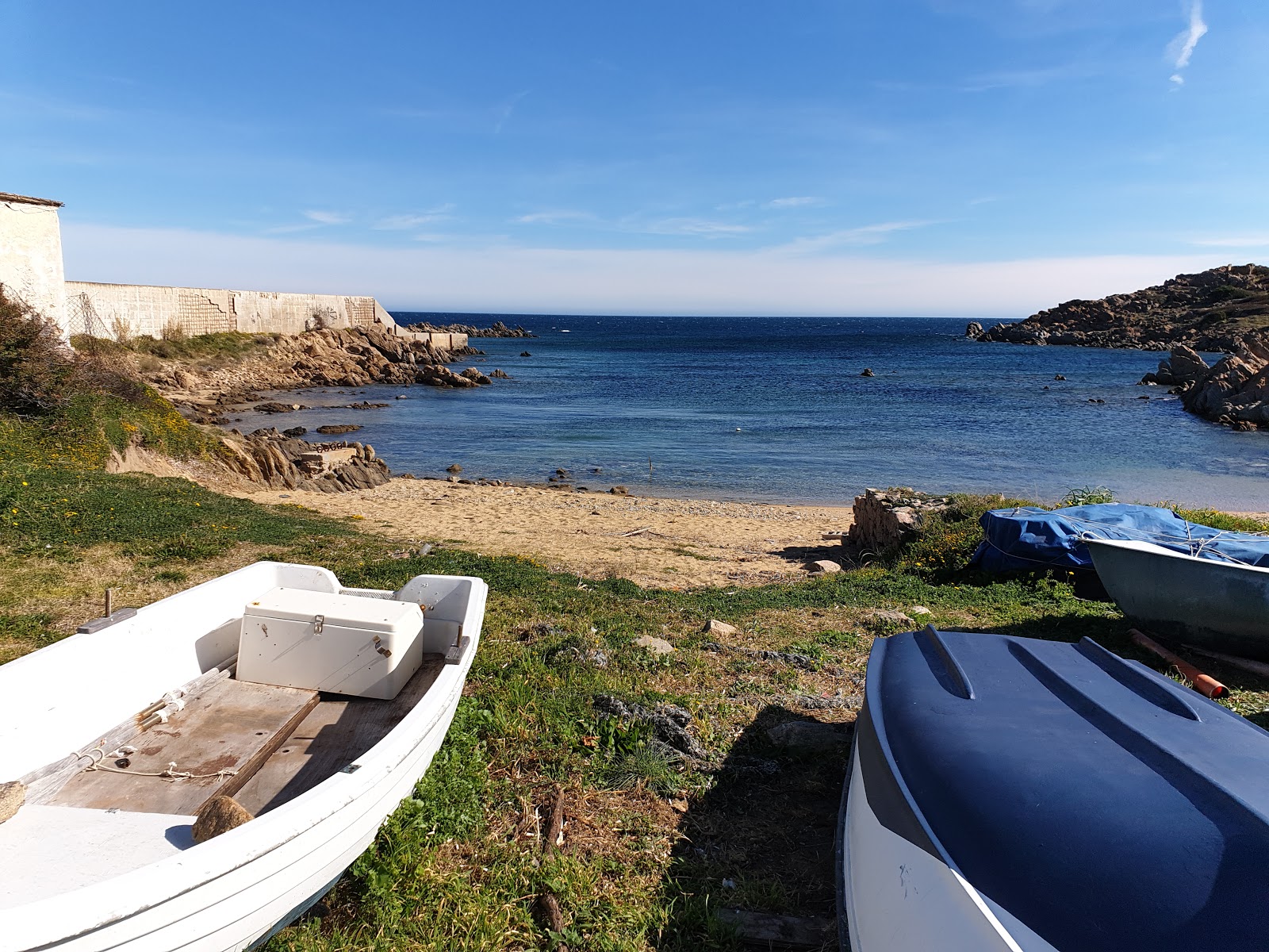 Zdjęcie Spiaggia di Cala Spada z powierzchnią jasny piasek