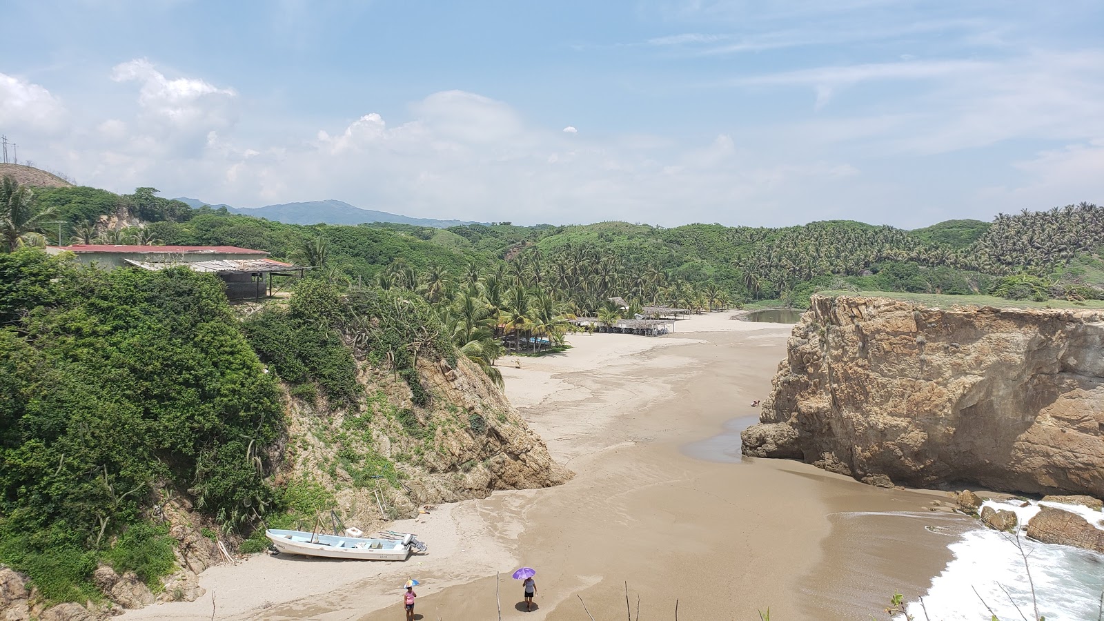 Photo de Playa El Bejuco entouré de montagnes