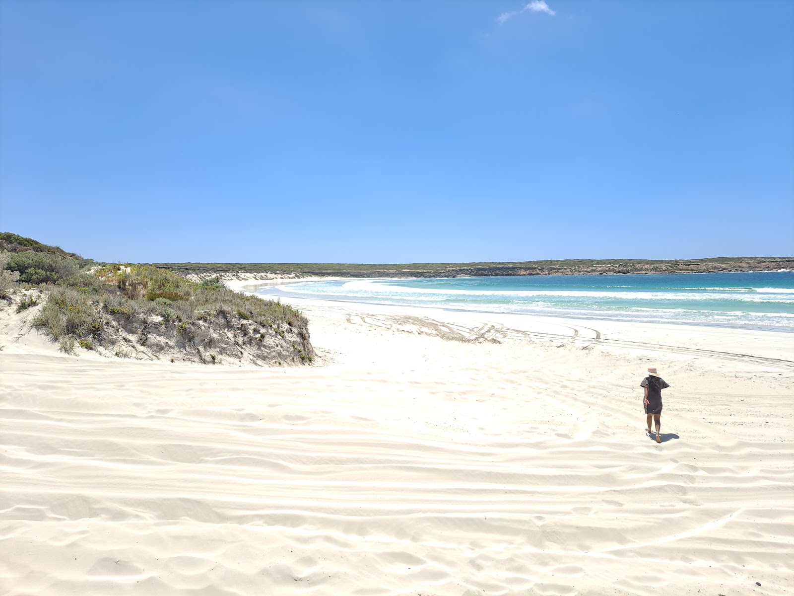 Fishery Bay Beach'in fotoğrafı dağlarla çevrili