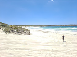 Fishery Bay Beach'in fotoğrafı dağlarla çevrili