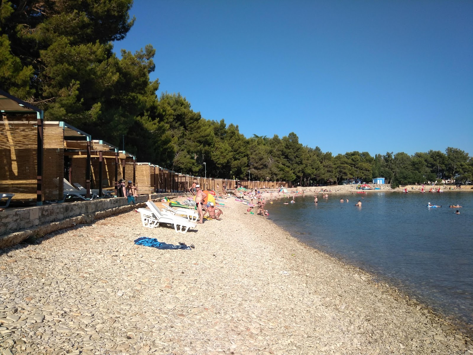 Foto van Karpinjan beach met beige kiezelstenen oppervlakte