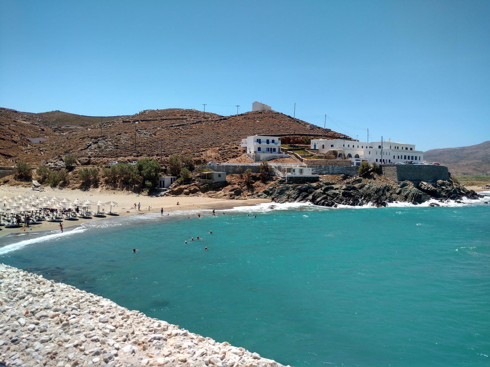 Foto de Playa de Mikri Ammos con agua cristalina superficie