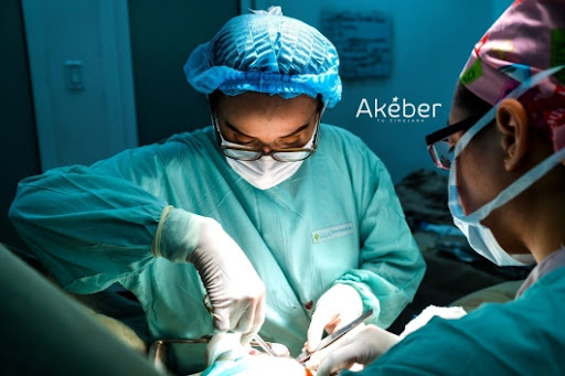 Dra. Akeber Ibañez, Cirujano plástico