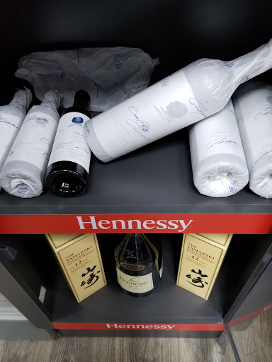 Liquor Store «Sayreville Plaza Wine & Liquor», reviews and photos, 960 U.S. 9 #10, South Amboy, NJ 08879, USA