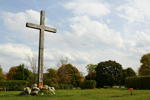 Clarendon Hills Cemetery image