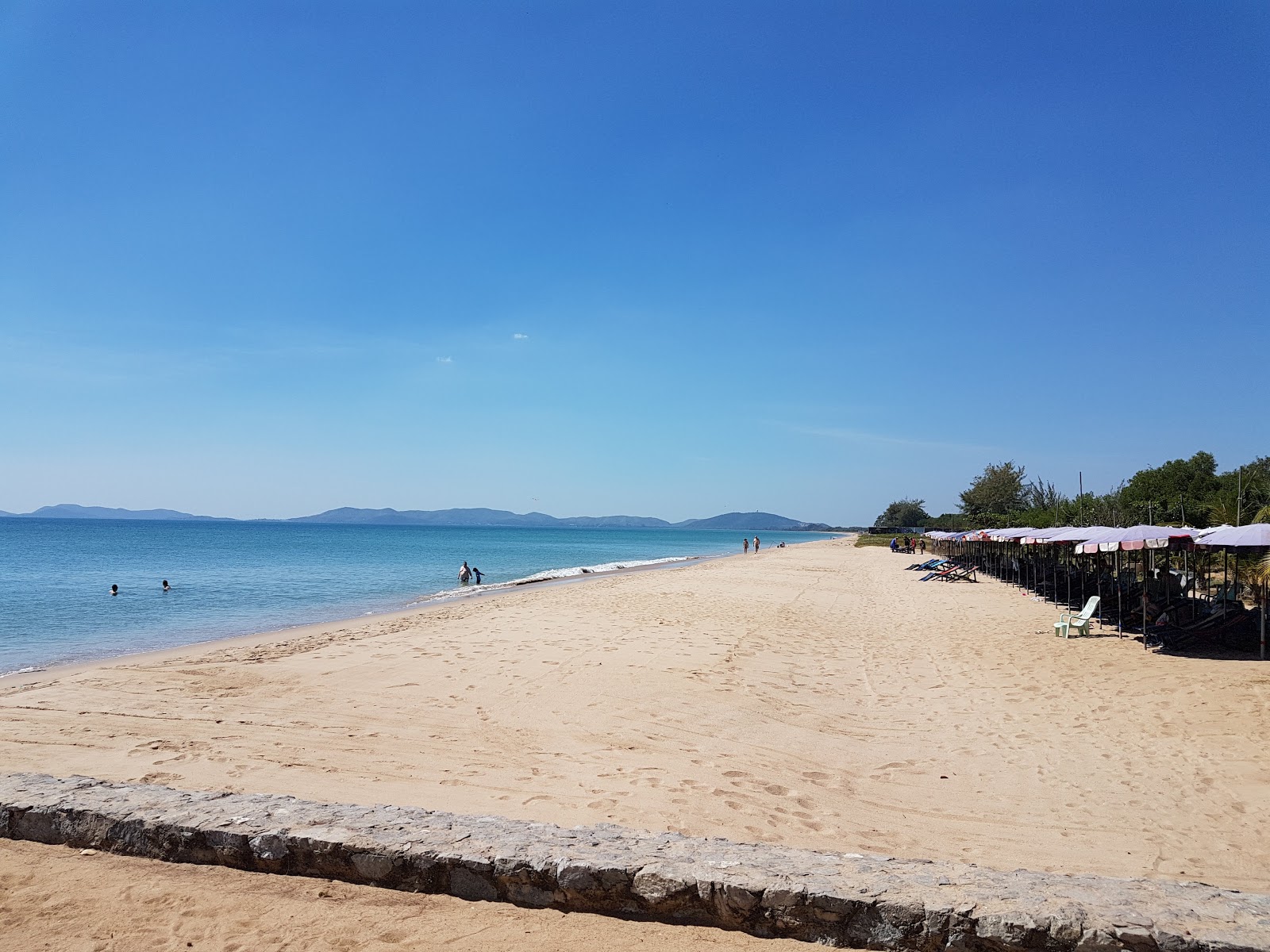 Φωτογραφία του Phala Beach με φωτεινή λεπτή άμμο επιφάνεια