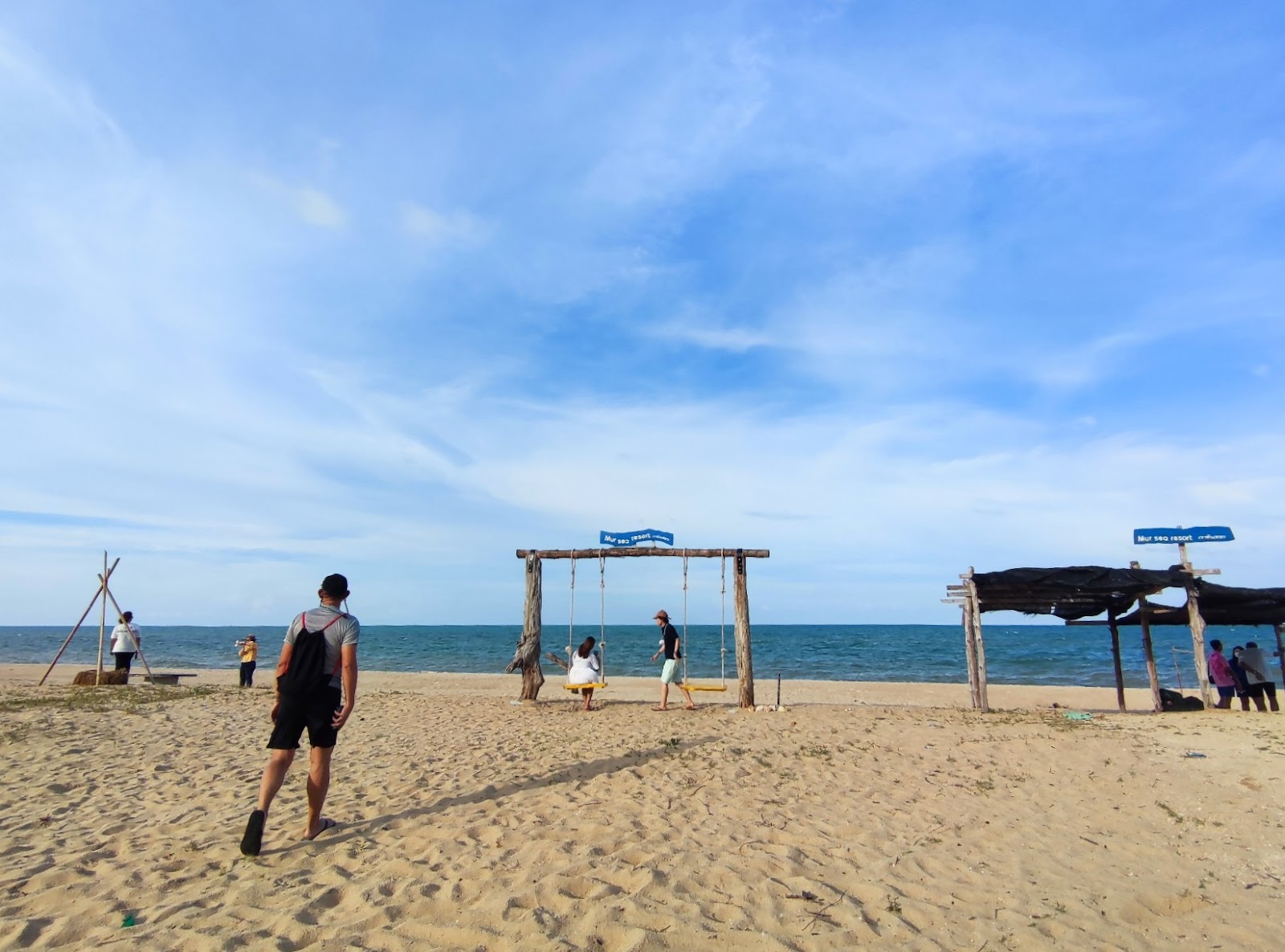 Foto de Kaluwo Nuea Beach com areia brilhante superfície