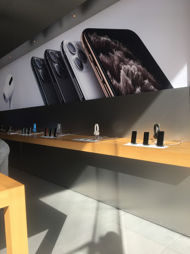 Computer Store «Apple Eton», reviews and photos, 28849 Chagrin Blvd, Woodmere, OH 44122, USA