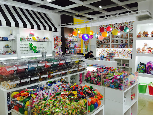 Gum ’n Roses Candy Store