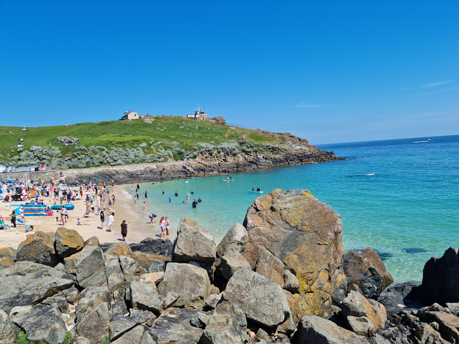 Foto di Porthgwidden Beach con una superficie del sabbia beige fine