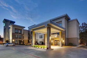 La Quinta Inn & Suites by Wyndham Tyler - University Area image