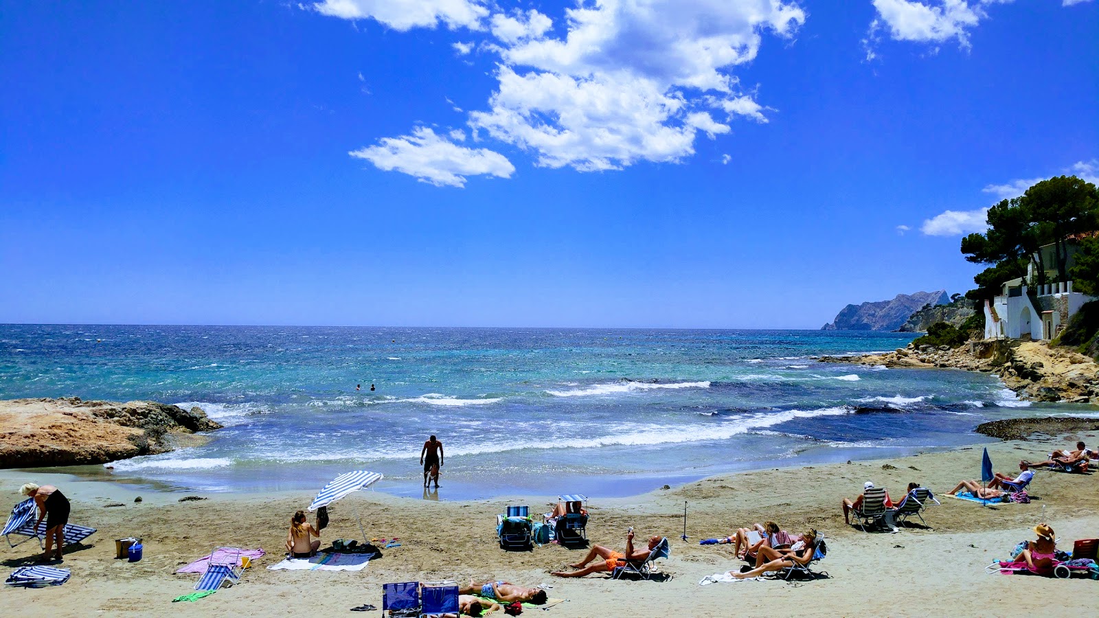 Beach Moraira的照片 带有蓝色的水表面