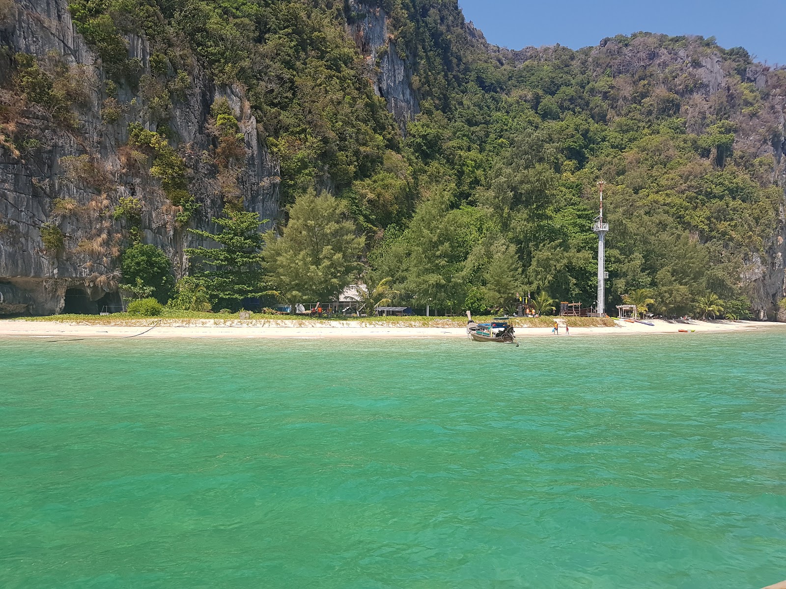 Foto von Koh Lao Liang Beach von Klippen umgeben