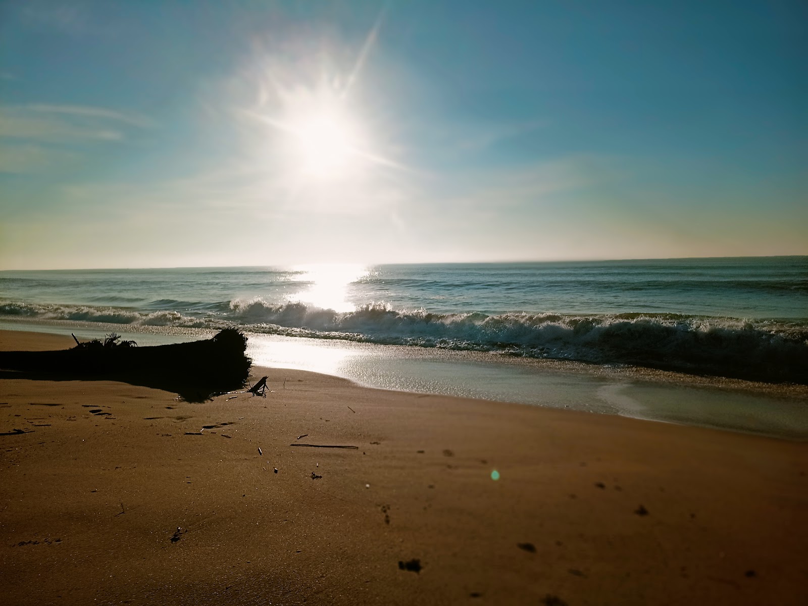 Valokuva Gurayyapeta Beachista. pinnalla turkoosi puhdas vesi:n kanssa