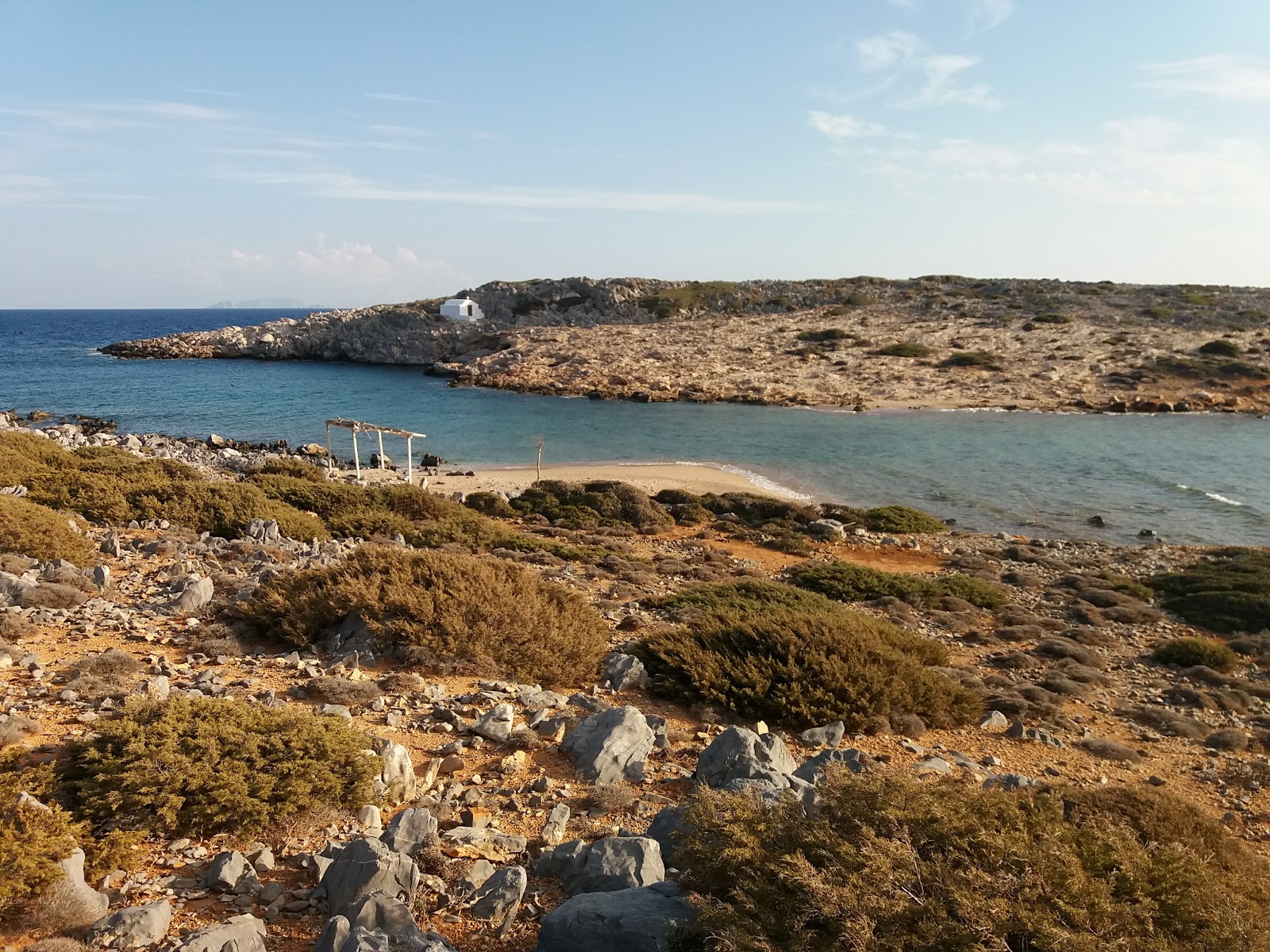 Fotografie cu Agios Fokas III cu o suprafață de apă pură albastră