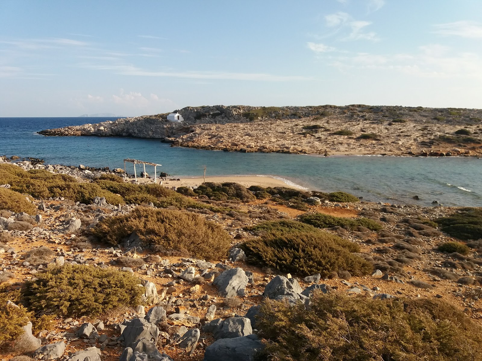 Foto de Agios Fokas III con agua cristalina superficie