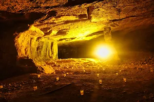 Zedekiah's Cave image