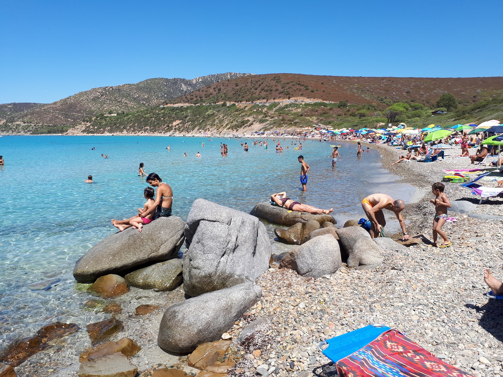 Foto av Spiaggia di Mari Pintau med blå rent vatten yta