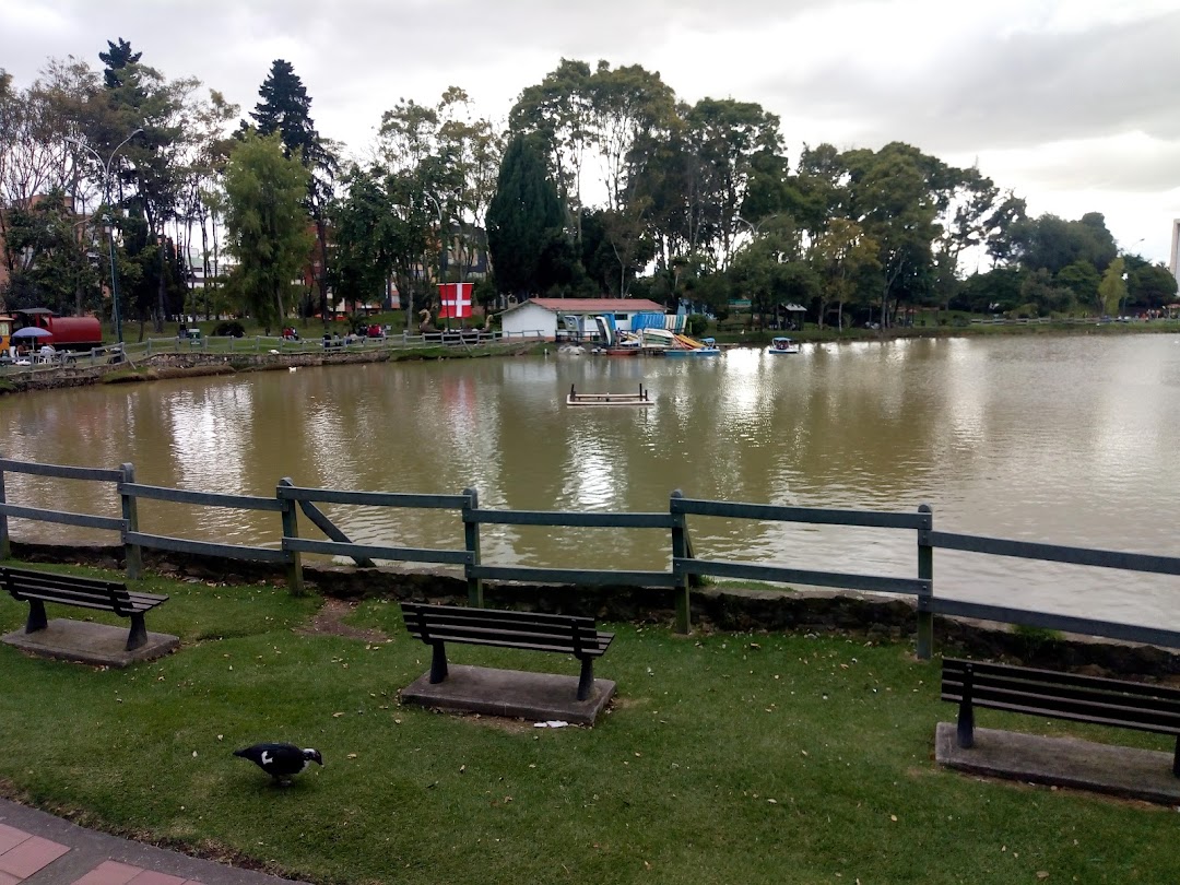 Lago Parque De Los Novios
