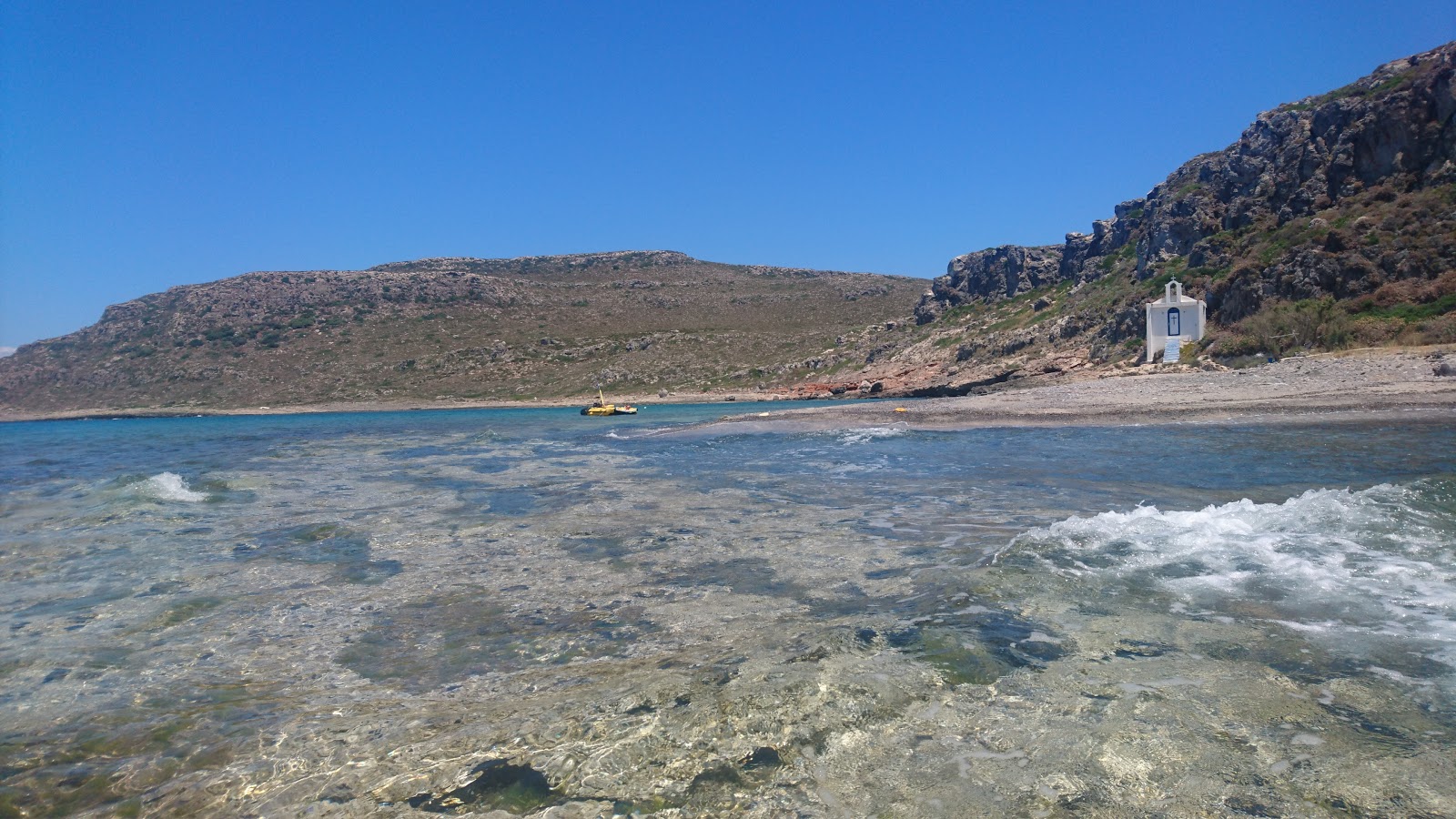 Zdjęcie Aglyftis beach z powierzchnią kamienie