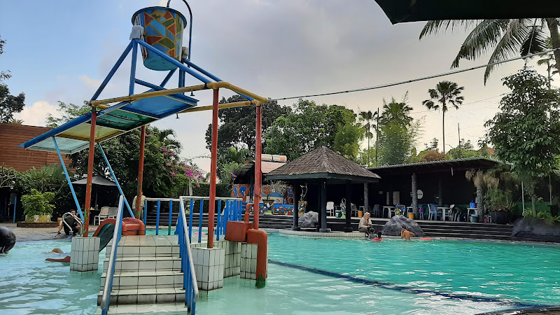 10 Kolam Renang Luar Ruangan Terbaik di Indonesia