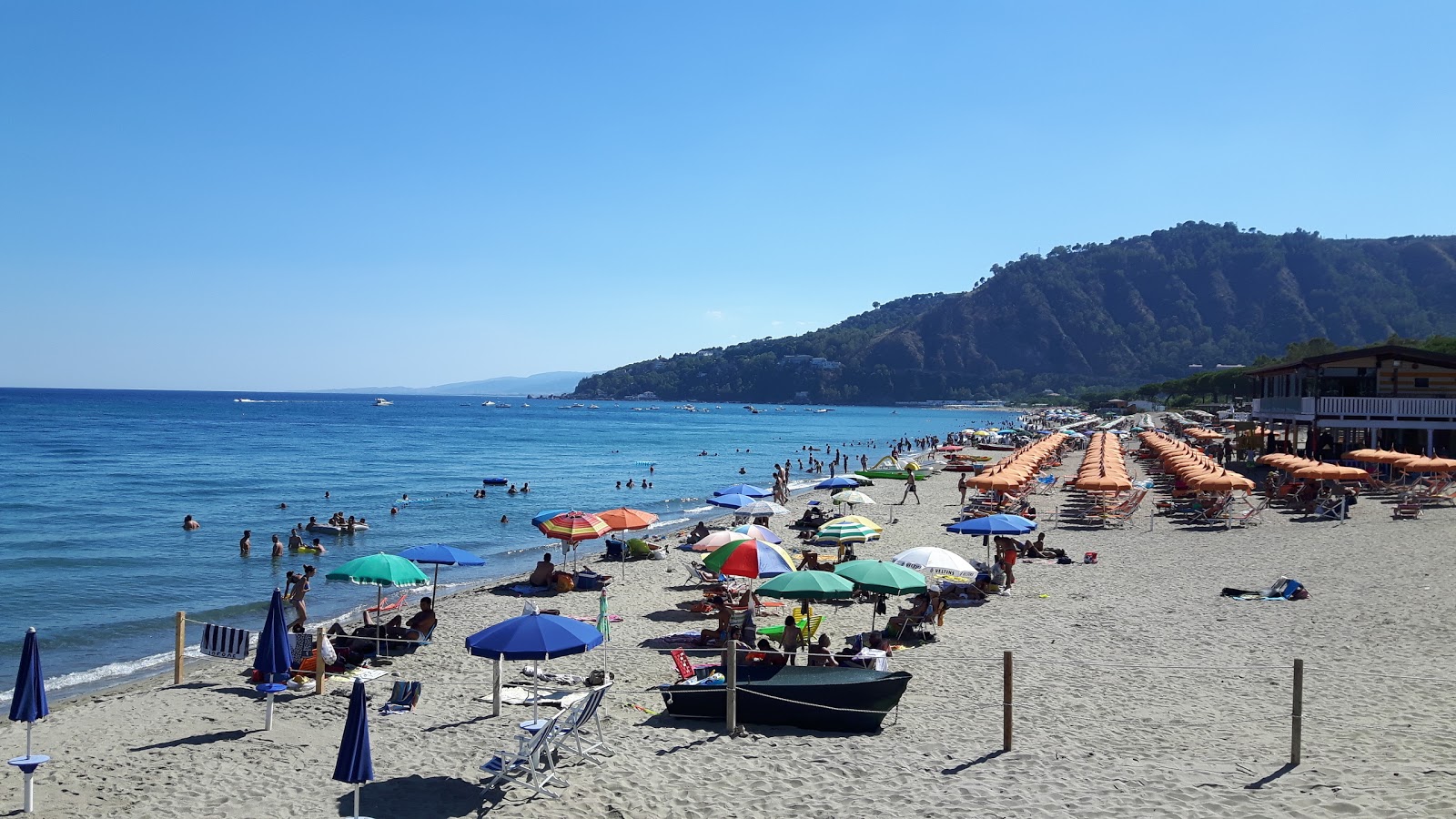 Φωτογραφία του Squillace Lido beach με φωτεινή άμμος επιφάνεια