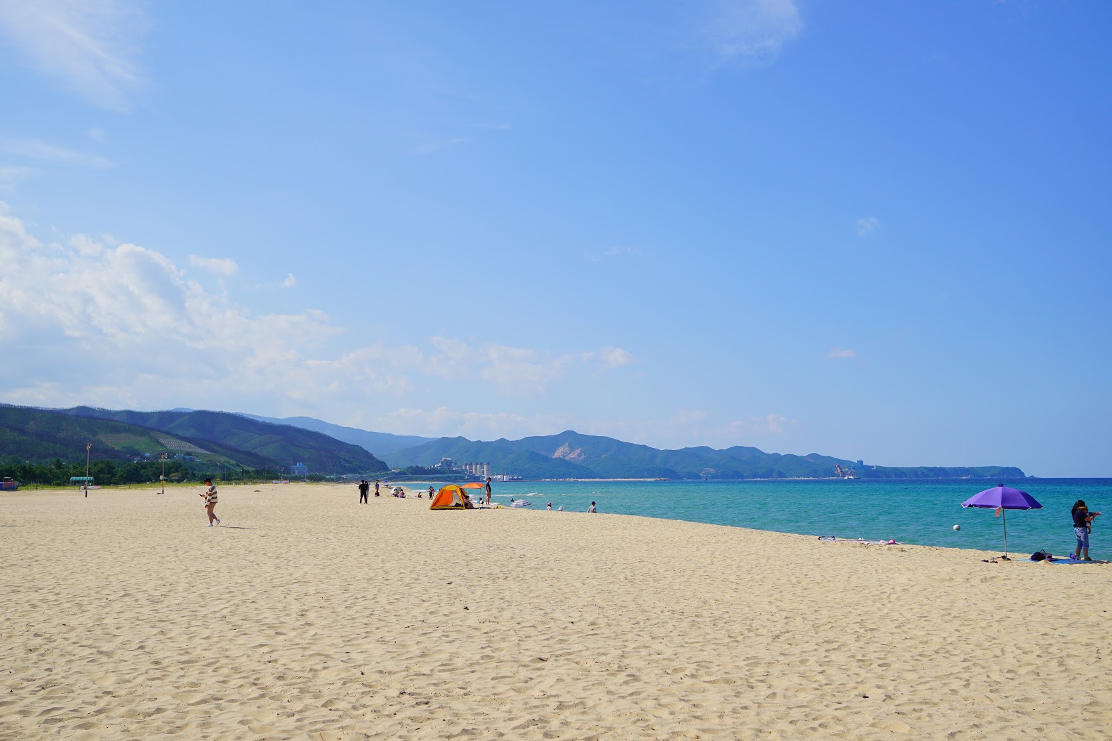 Fotografija Mangsang Beach z svetel pesek površino