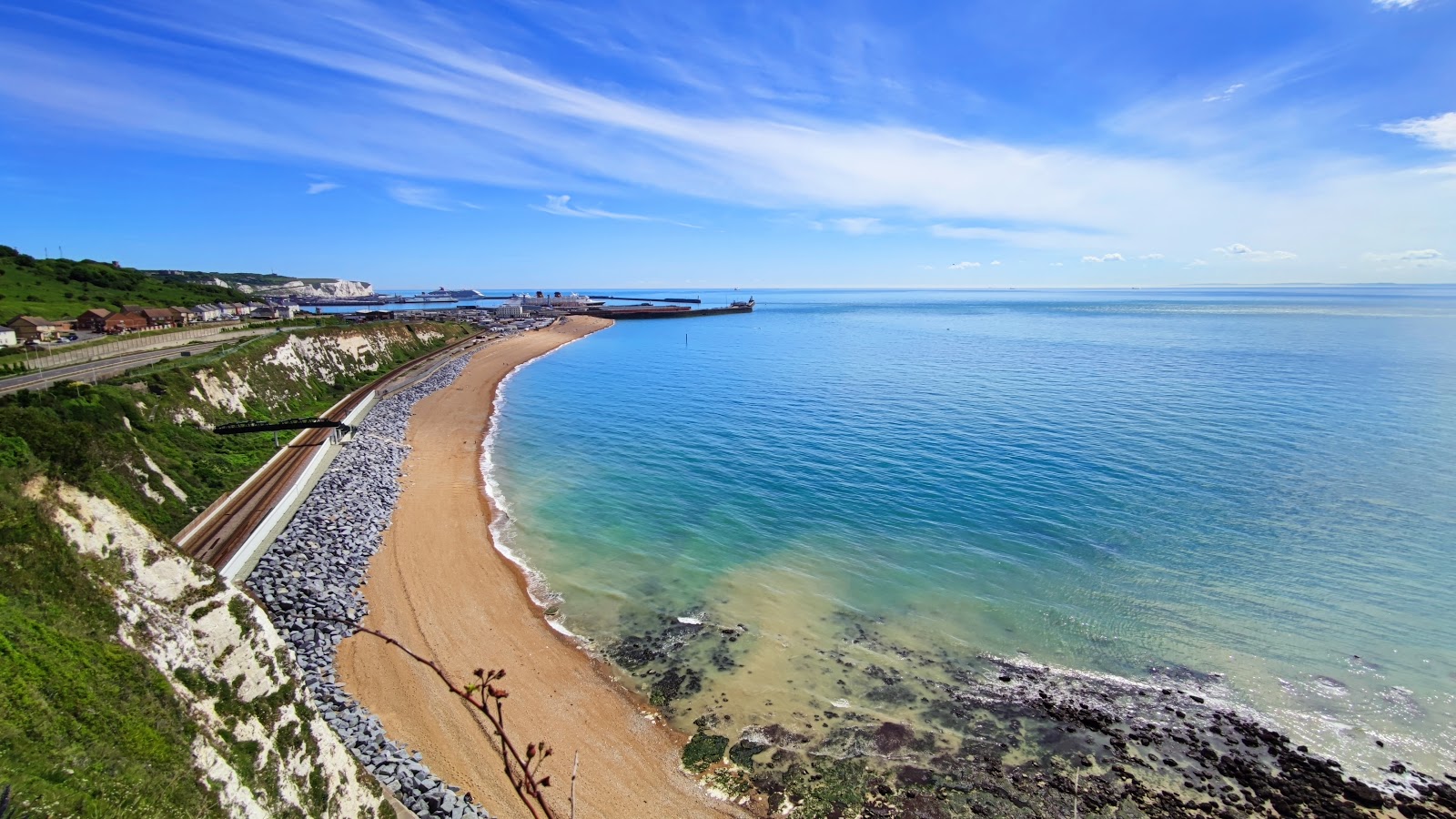 Foto von Shakespeare Beach umgeben von Bergen