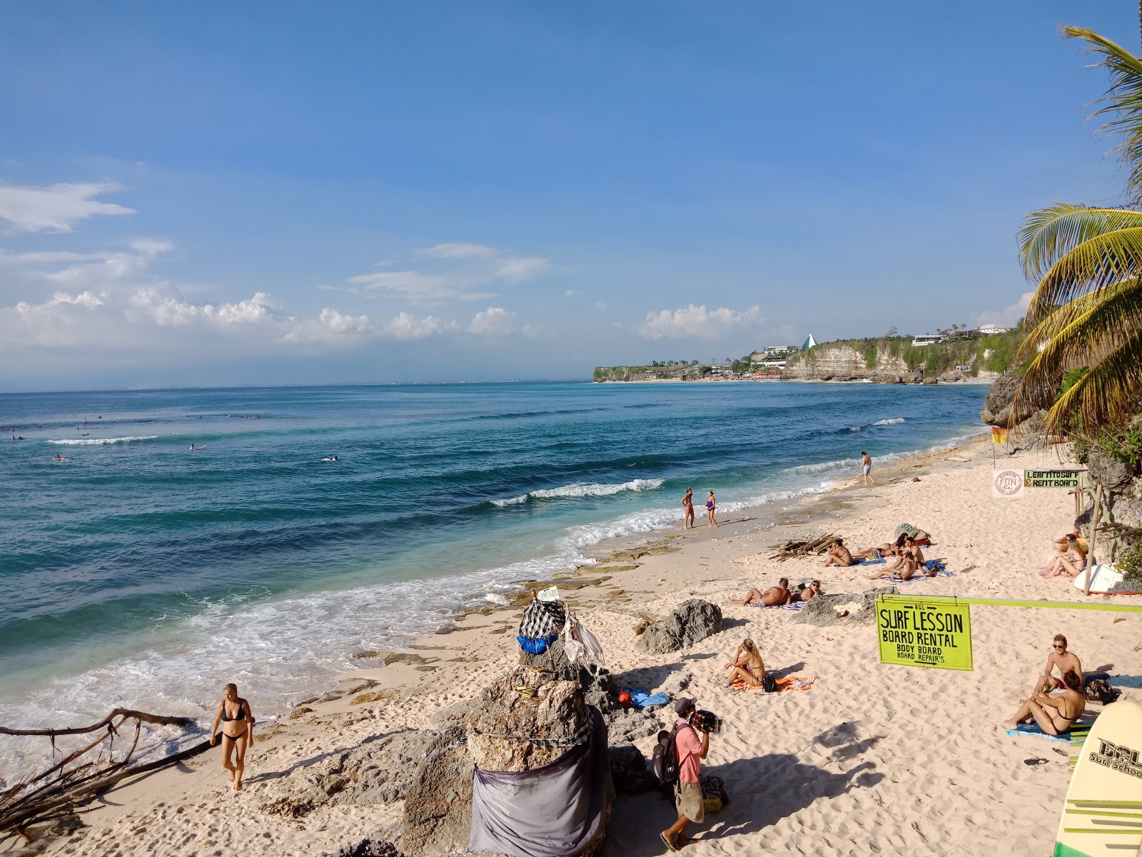 Foto de Bingin Beach con arena beige superficie