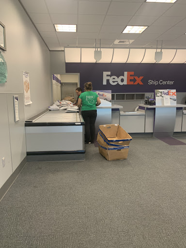 Shipping and Mailing Service «FedEx Ship Center», reviews and photos, 5200 W Greens Rd, Houston, TX 77066, USA