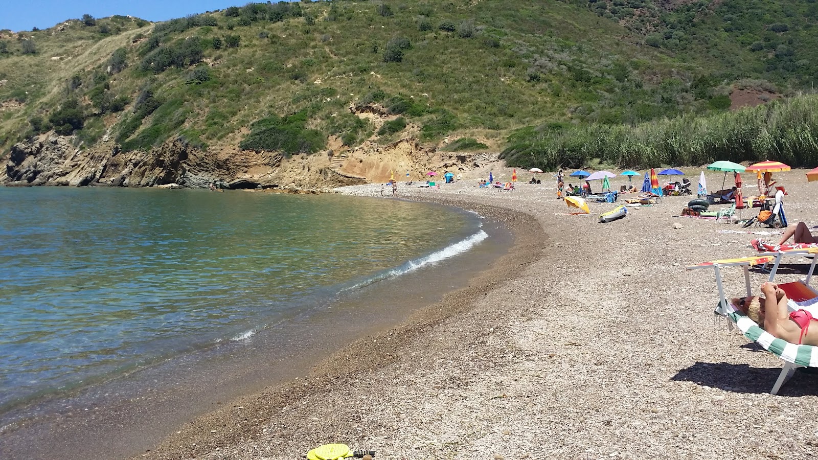 Photo de Spiaggia di Nisportino entouré de montagnes