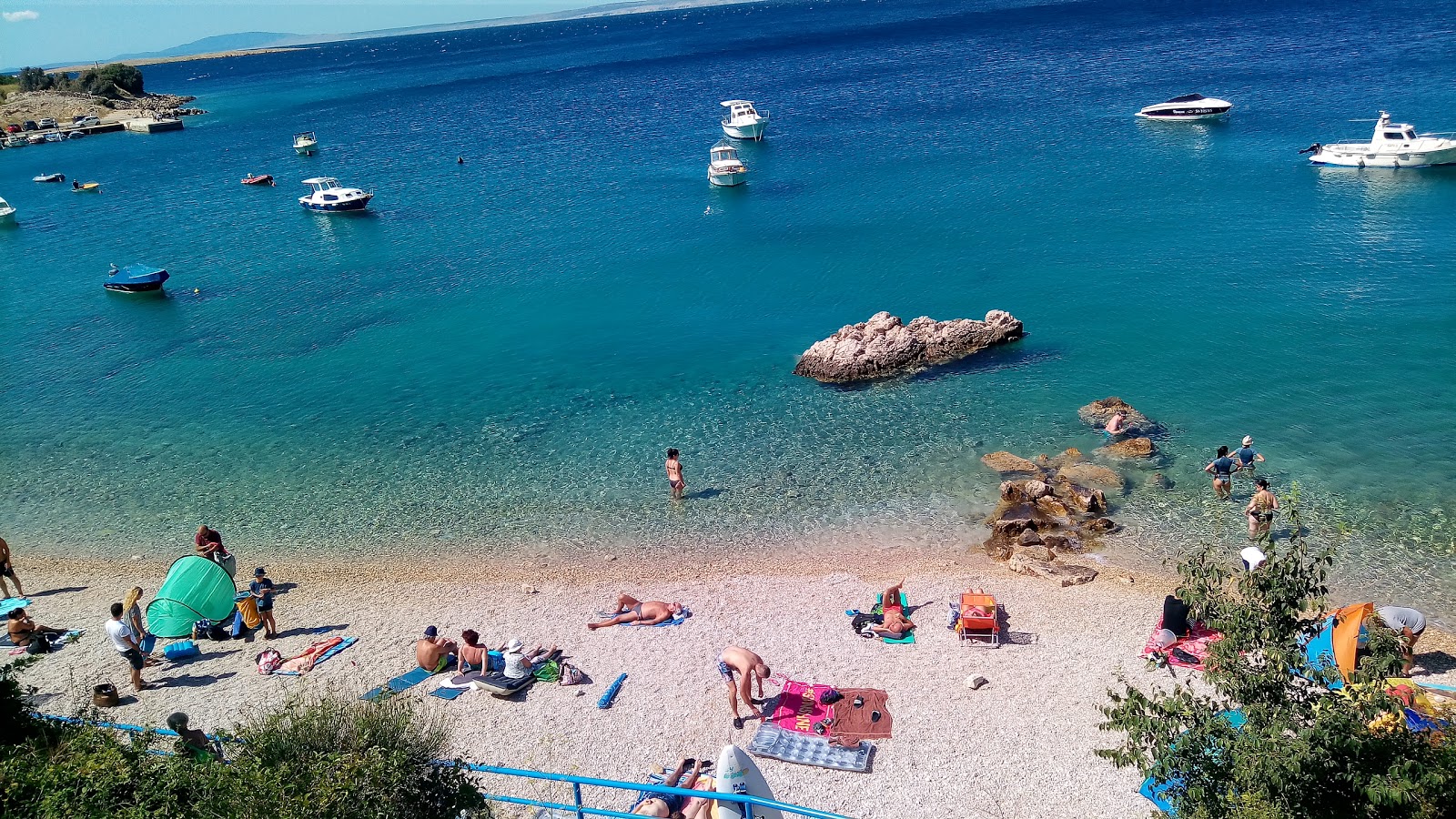 Stara Baska beach'in fotoğrafı çok temiz temizlik seviyesi ile