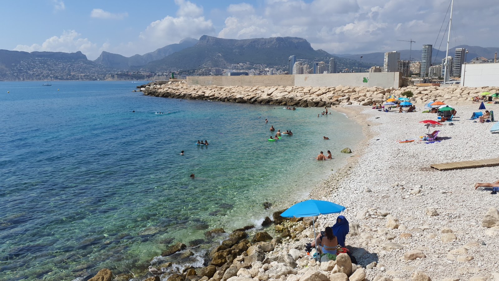 Foto de Cala el Raco Beach con guijarros beige superficie