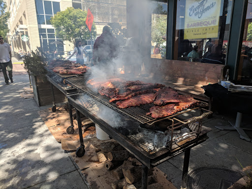 Everett & Jones Barbeque - Broadway