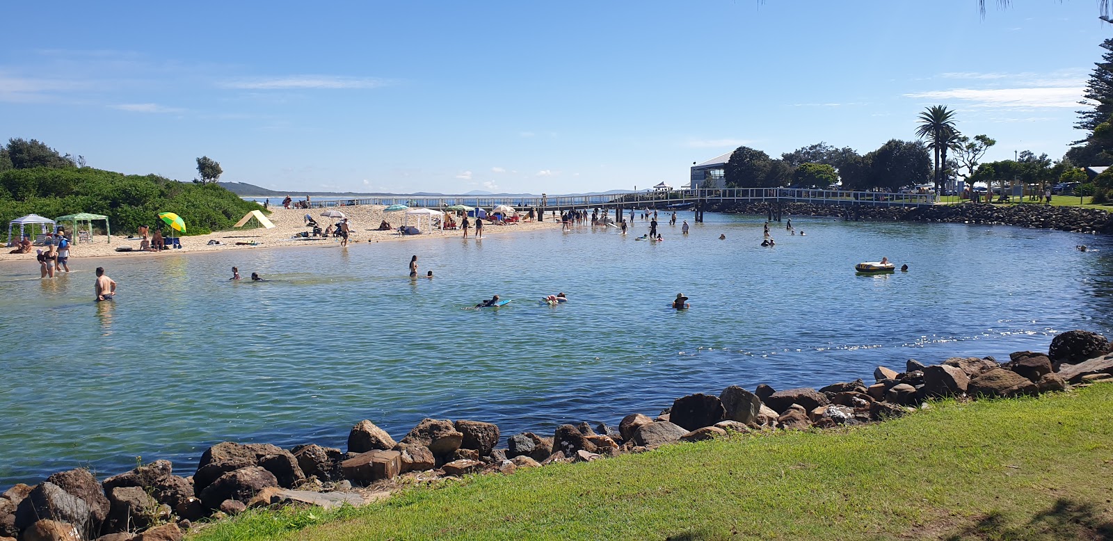 Foto de Crescent Head Beach - lugar popular entre os apreciadores de relaxamento