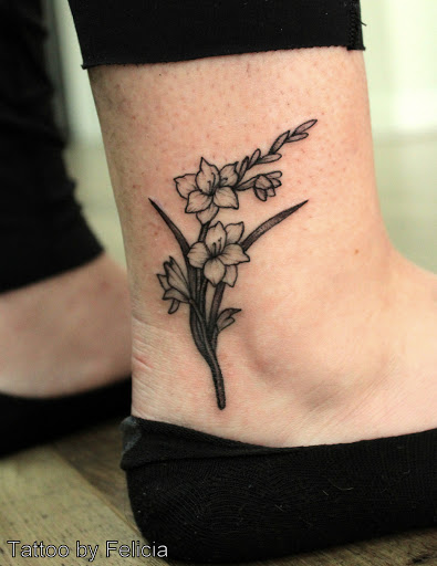 Explore giraffe tattoo ideas, creative tattoo ideas in Fort Myers, available at Tiger Lotus Tattoo and Piercing