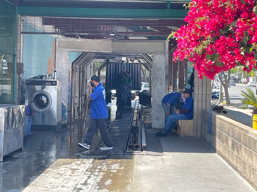 Car Wash «Crescenta Valley Car Wash», reviews and photos, 2800 Foothill Blvd, La Crescenta, CA 91214, USA