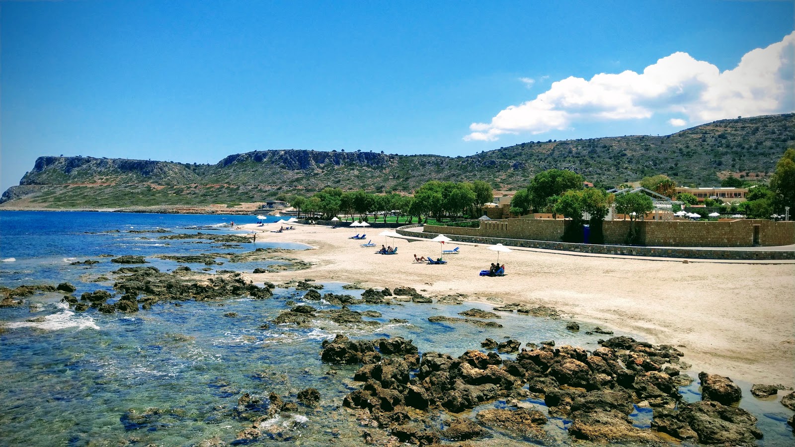 Foto av Spiliada beach med blå rent vatten yta