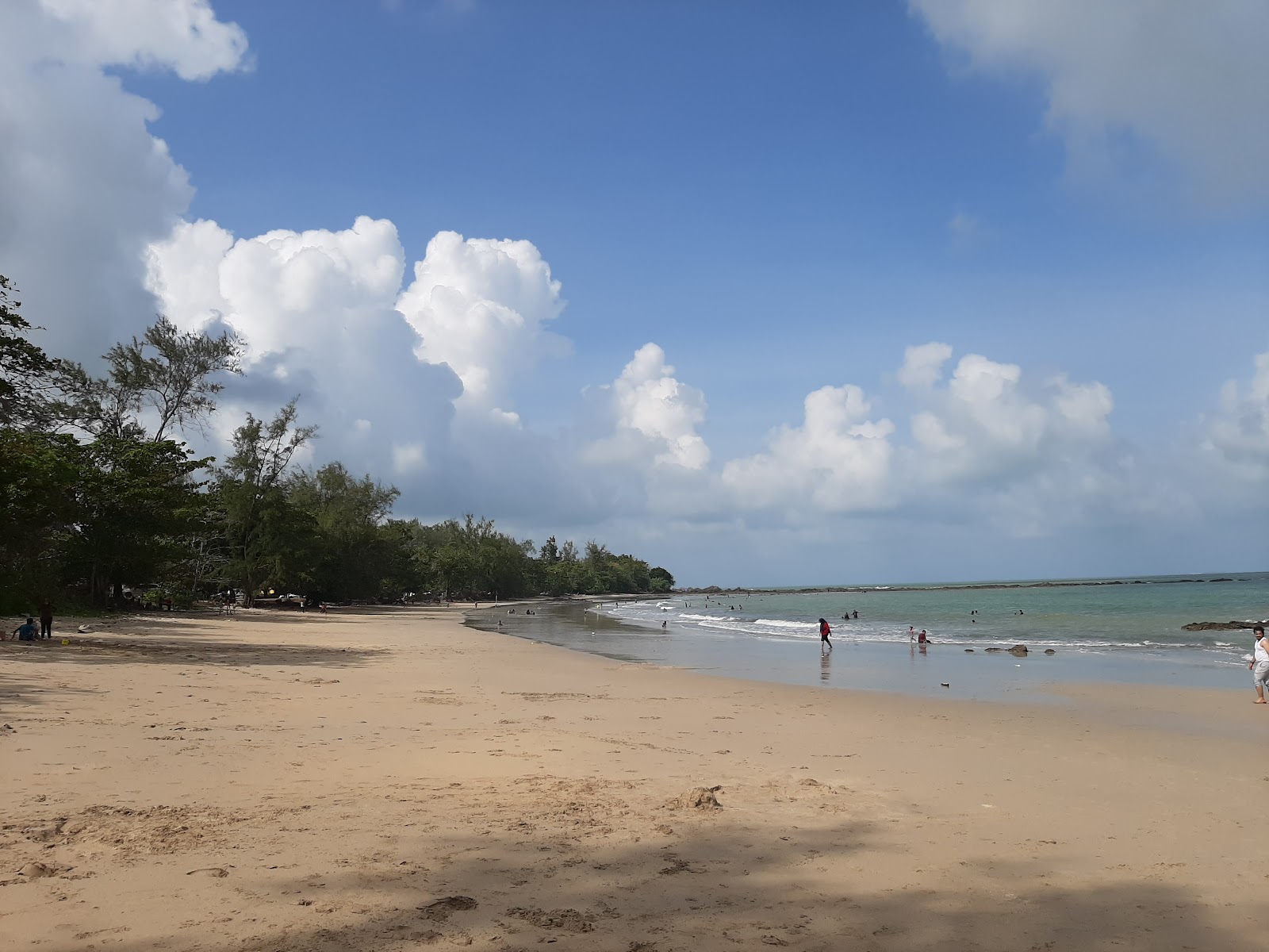 Fotografija Batu Layar Beach z dolga ravna obala