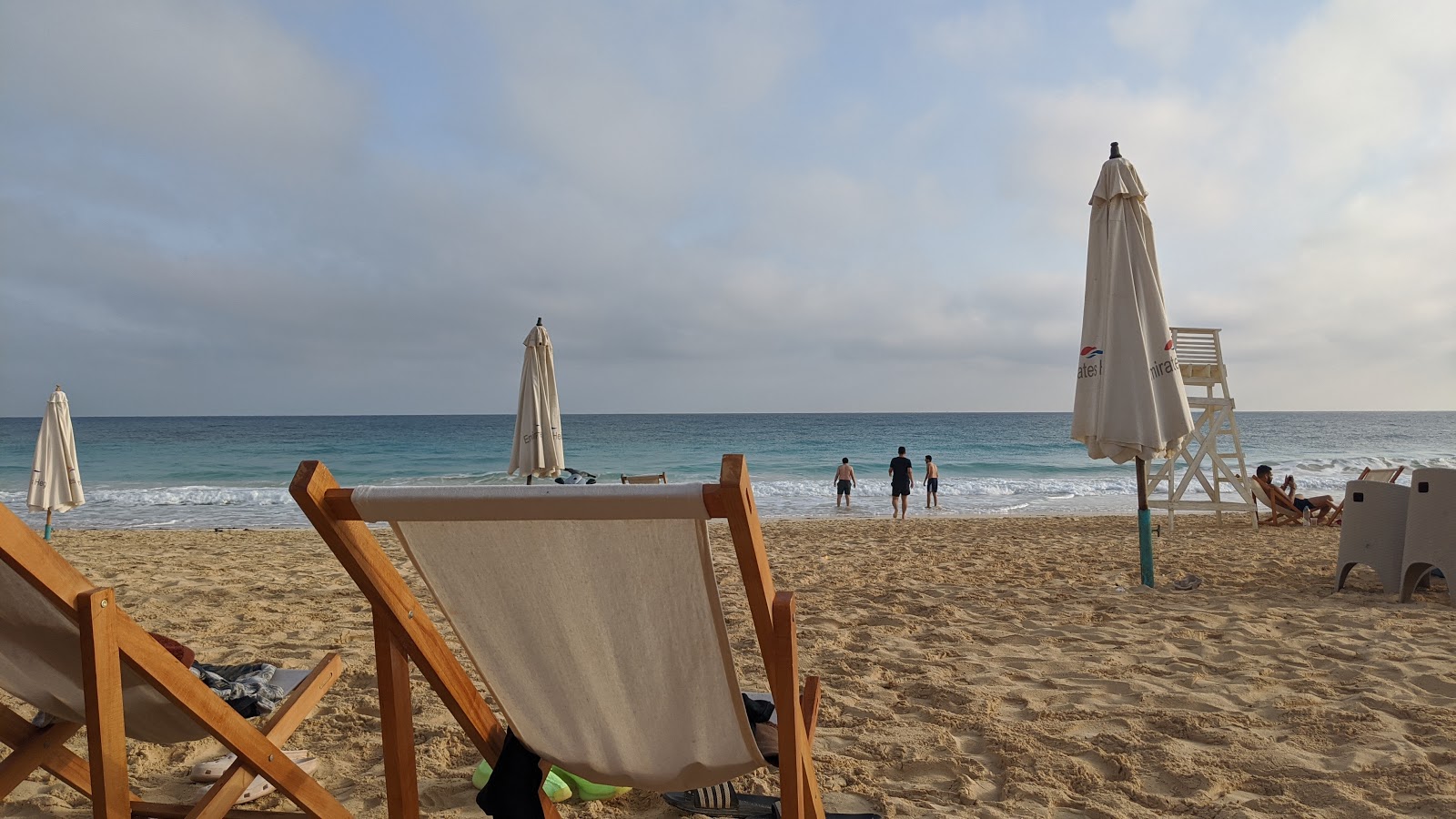 Fotografie cu Emirates Heights Beach - locul popular printre cunoscătorii de relaxare