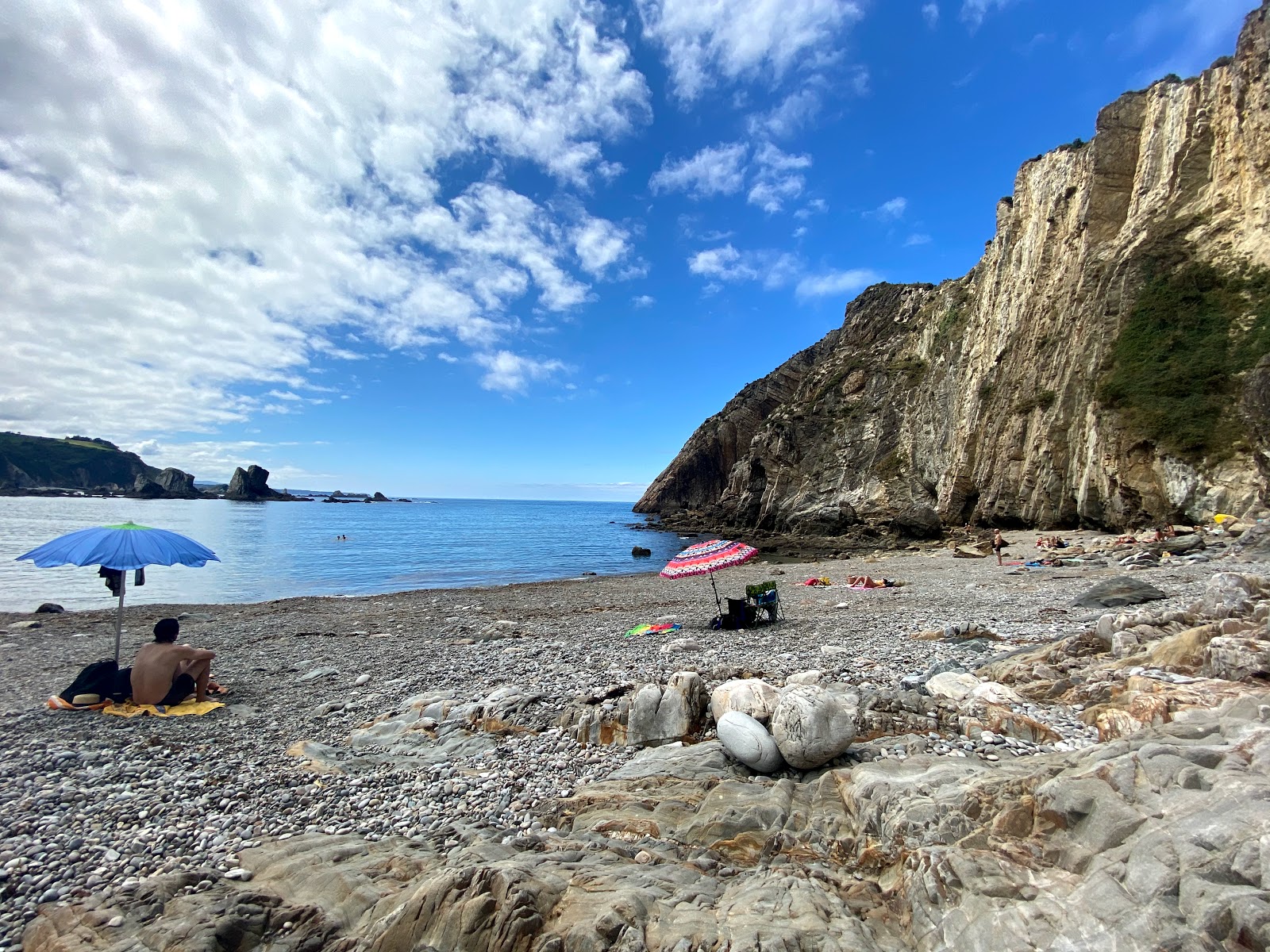 Foto van Playa del Silencio met grijze kiezel oppervlakte