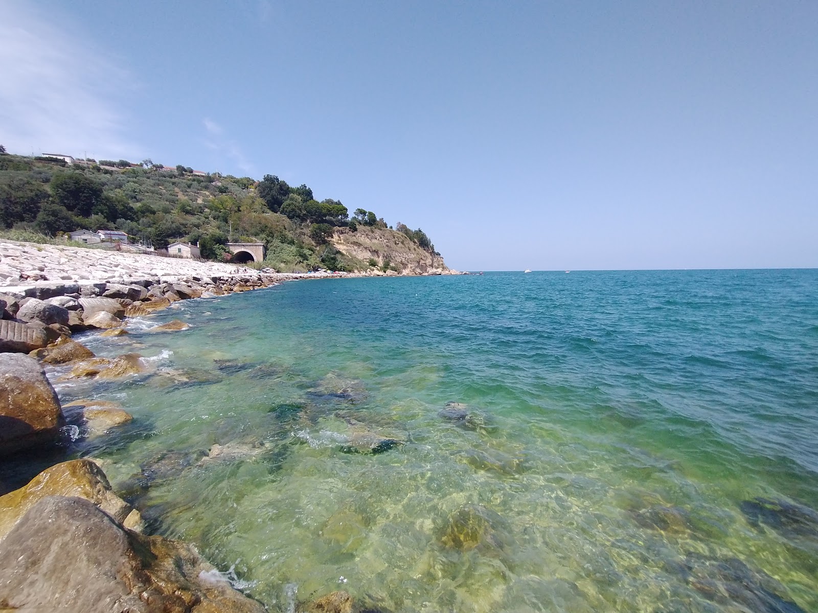 Fotografie cu Spiaggia di Punta Acquabella cu nivelul de curățenie înalt