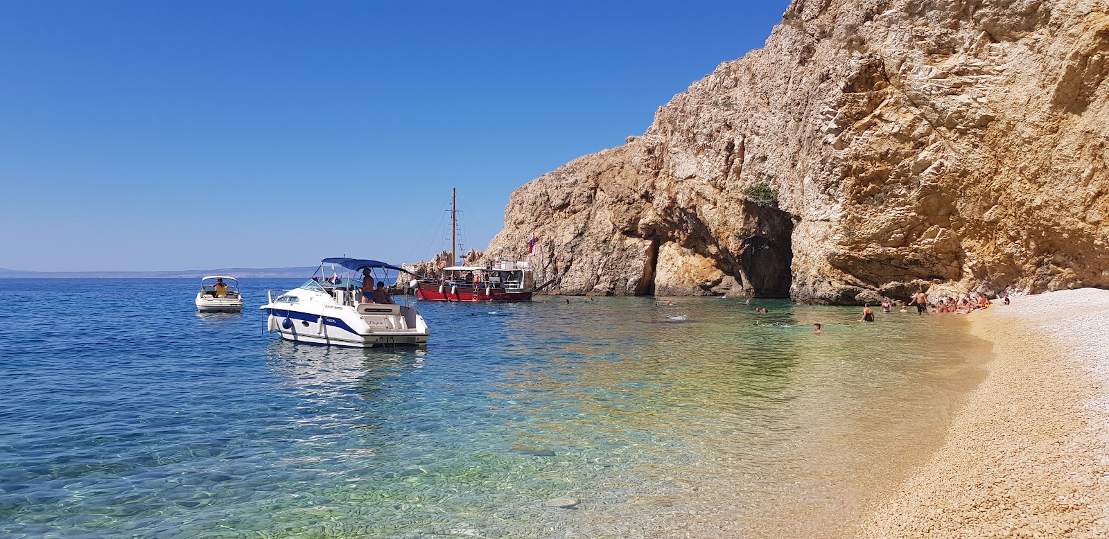 Golden Bay Beach'in fotoğrafı dağlarla çevrili