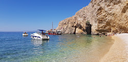 Golden Bay Beach'in fotoğrafı dağlarla çevrili