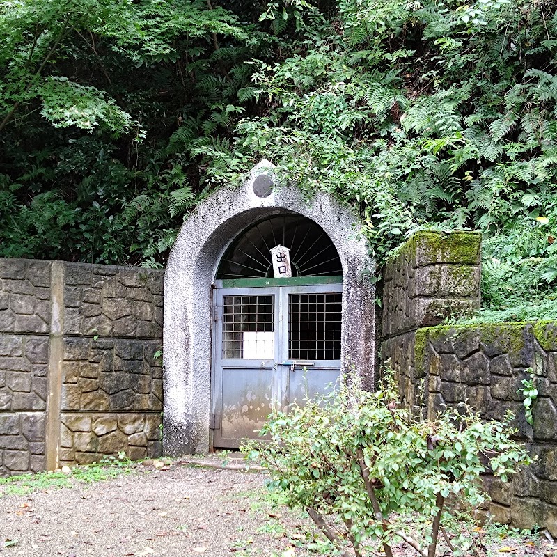 洞窟観音駐車場・山徳記念館・徳明園