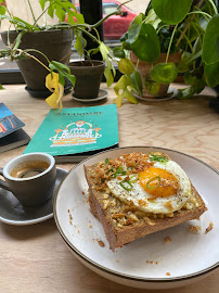 Avocado toast du Restaurant servant le petit-déjeuner BACK IN BLACK COFFEE by KB Coffee Roasters à Paris - n°9