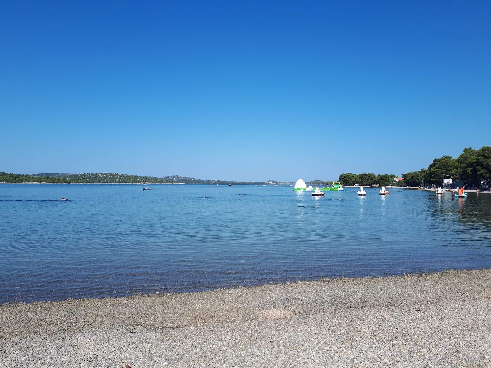 Foto van Pirovac beach met lichte fijne kiezelsteen oppervlakte