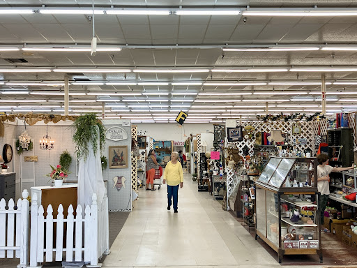 Flea Market «Bama Flea Mall & Antique Center», reviews and photos, 1605 Ashville Rd, Leeds, AL 35094, USA