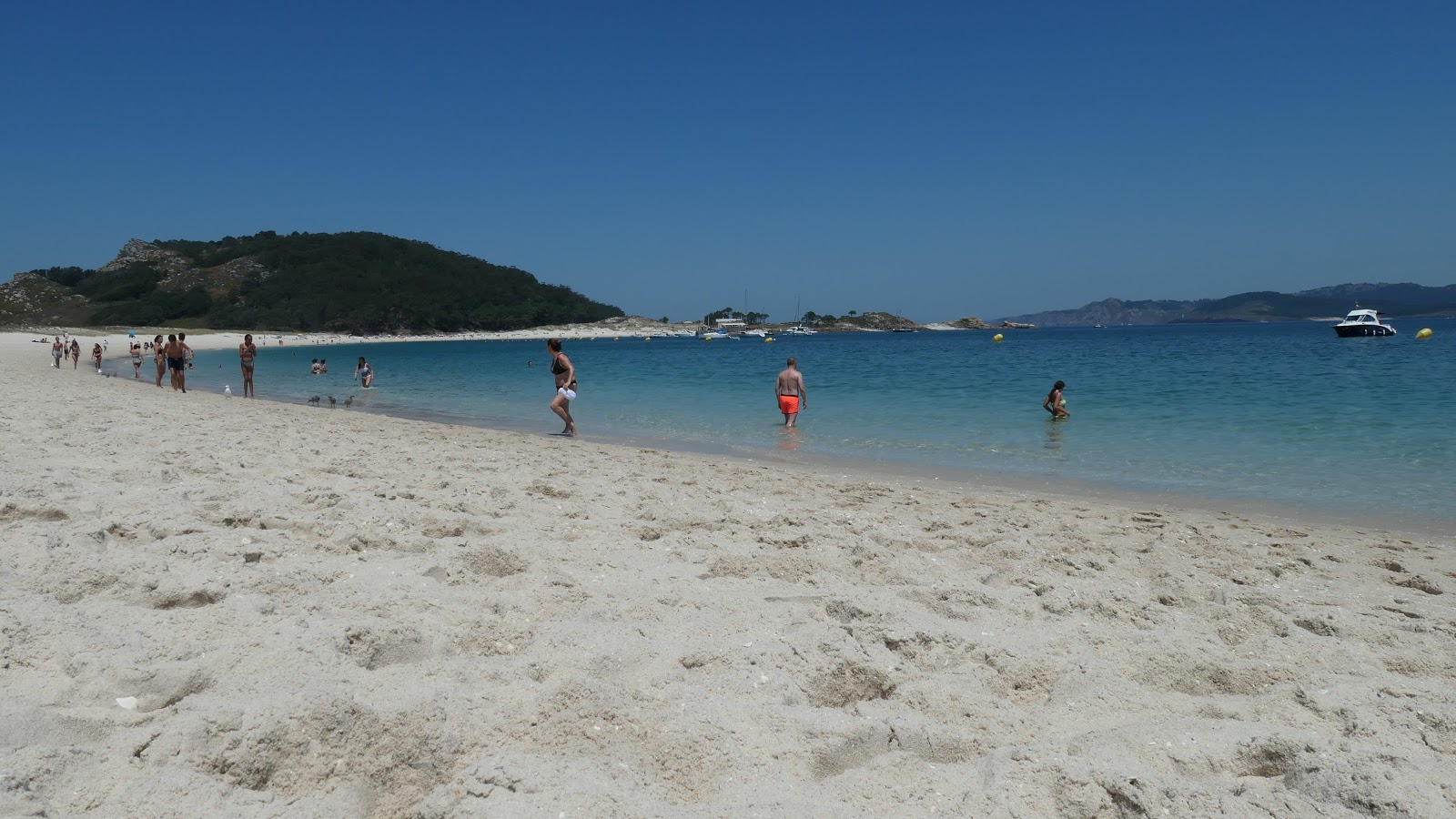 Fotografie cu Plaja de Roda cu o suprafață de nisip fin alb